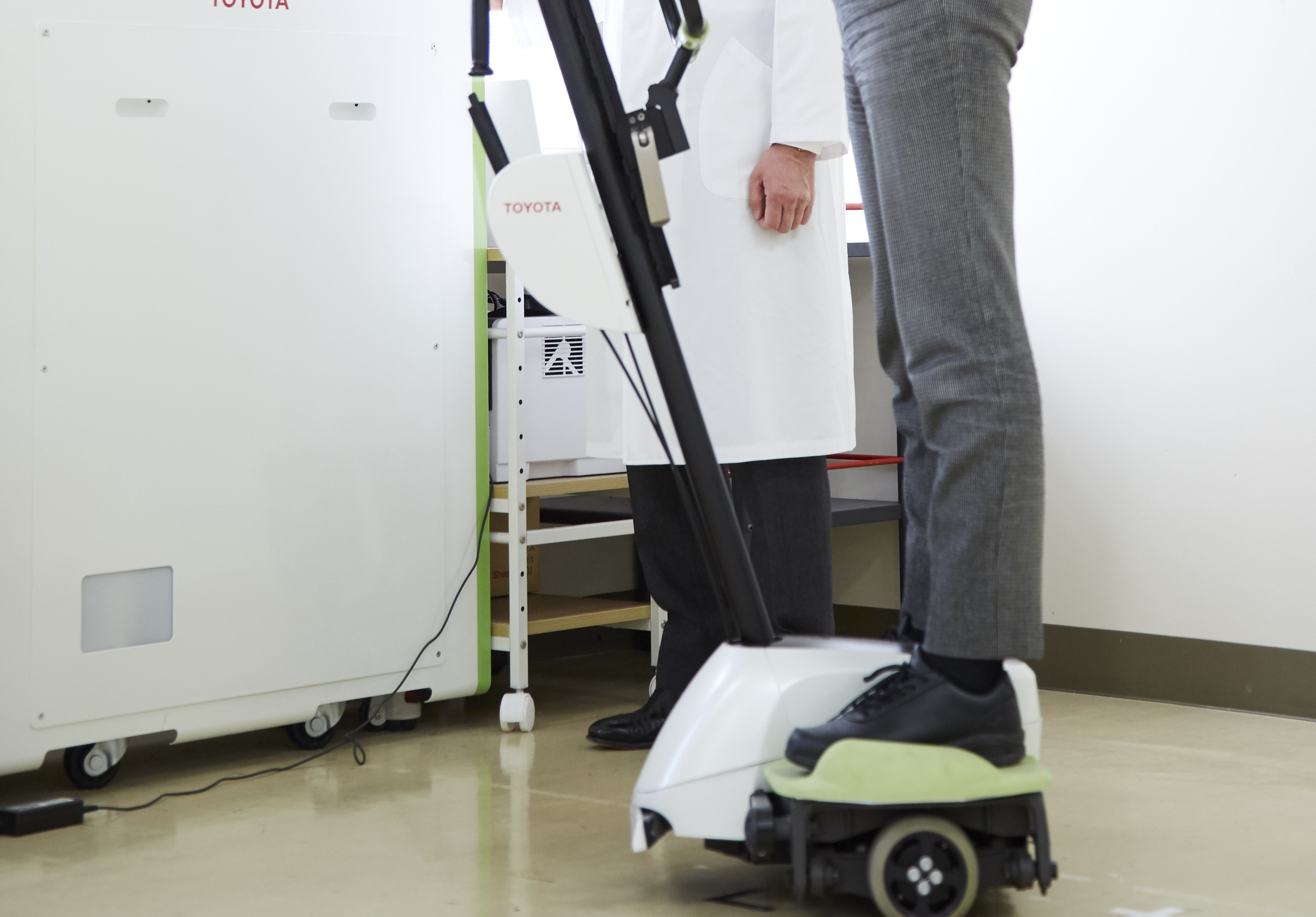 BEAR（バランス練習アシスト/Balance Exercise Assist Robot）：リハビリテーションによる転倒予防は高齢化社会に対する挑戦でもあり、兵庫医科大学では、BEARのエビデンス創出を目指し、リハビリテーション科医師と療法士共同で研究を進めています。
